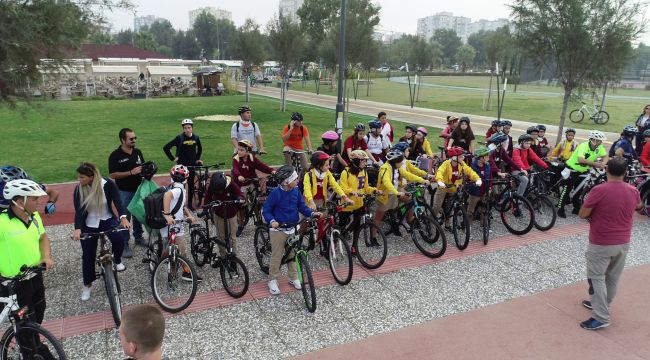 Öğrenciler Okula Bisikletle Gitmeye Alışıyorlar