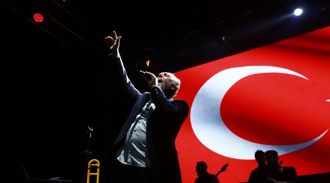 Karşıyaka'da Fatih Erkoç İle Müzik Şöleni