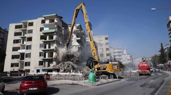 Bostanlı'da Yatık Binalar Yıkılıyor