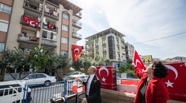 İzmir'de Bayram Çoşkusu Balkonlara Yansıdı