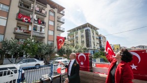 İzmir'de Bayram Çoşkusu Balkonlara Yansıdı