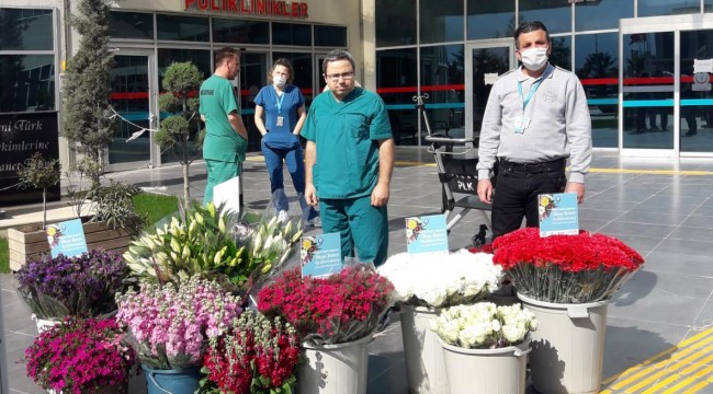 İzmir'deki Hastaneler Çiçekler İle Donatıldı