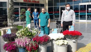 İzmir'deki Hastaneler Çiçekler İle Donatıldı