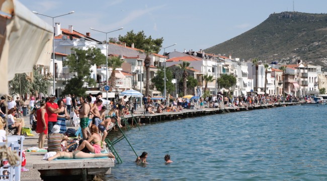 Foça'da Yoğun Kalabalıklar Oluştu