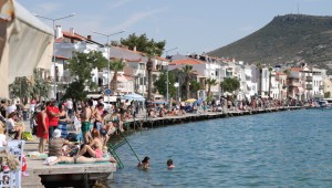 Foça'da Yoğun Kalabalıklar Oluştu