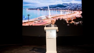 İzmir'in Hem Fikirsel Hem De Mekânsal Dönüşüme İhtiyacı Var