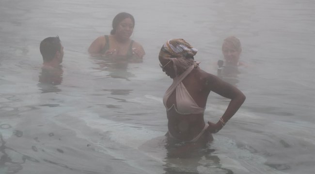 Denizli'de turistler soğuya rağmen kaplıca suyu keyfi yaptı