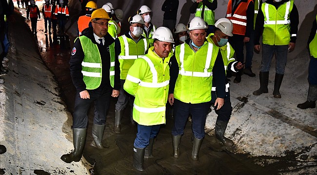 İzmir'de Yeni Metro Hattının İlk Tüneli Tamamlandı